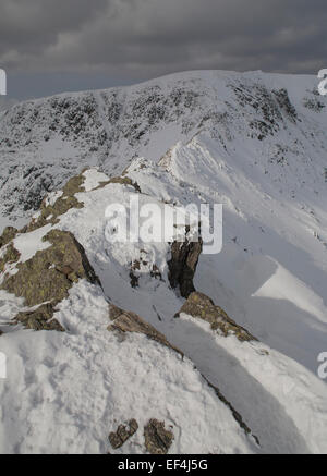 Il crinale nevoso del bordo di estensione che conduce fino alla vetta di Helvellyn, un famoso luogo di incidenti e salvataggi in inglese Foto Stock