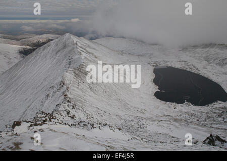 Bordo Swirrel e Red Tarn da vicino il vertice di Helvellyn su un giorno inverni nel distretto del lago, Cumbria, Regno Unito Foto Stock