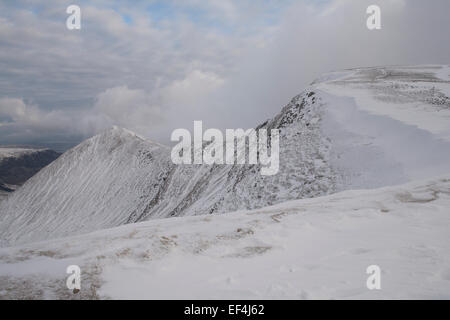 Guardando verso sud oltre la montagna di Catsty Cam e bordo Swirrel da vicino il vertice di Helvellyn nel Lake District inglese UK Foto Stock