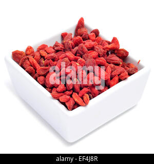 Una ciotola con secchi goji bacche su sfondo bianco Foto Stock