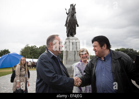 Del primo ministro di Scozia Alex Salmond (sinistra) stringono le mani con un membro del pubblico al Bannockburn evento live. Foto Stock