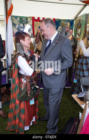 Del primo ministro di Scozia Alex Salmond (destra) stringono le mani con un membro del pubblico al Bannockburn evento live. Foto Stock