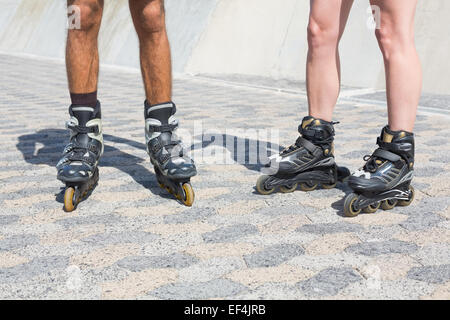 Montare giovane con i rollerblade insieme sul lungomare Foto Stock