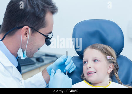 Dentista maschio esaminando le ragazze denti Foto Stock