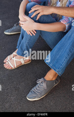 Carino coppia seduta sul terreno Foto Stock
