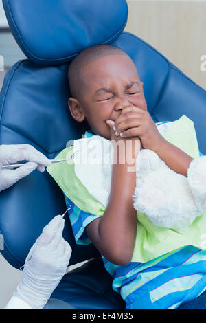 Close up boy avente i suoi denti esaminati Foto Stock