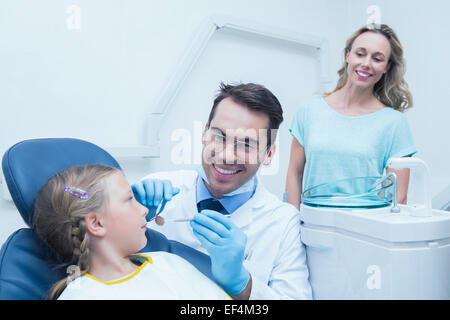 Dentista esaminando le ragazze con i denti assistant Foto Stock