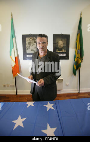 Ex INLA (Irish Esercito di Liberazione Nazionale) prigioniero Willie Gallagher contiene una copia della dichiarazione attestante che la INLA ha Foto Stock