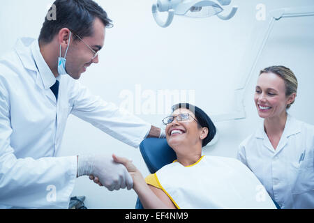 Dentista maschio stringono le mani con la donna Foto Stock