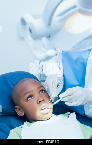 Ragazzo avente i suoi denti esaminati dal dentista Foto Stock