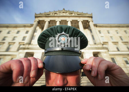 Regno Unito, PSNI monogramma sul cappello di un funzionario di polizia (dal servizio di polizia dell'Irlanda del Nord) è visto al di fuori di Stormont gli edifici del Parlamento europeo, east Belfast, Irlanda del Nord, Venerdì, Feb 05, 2010. Una trattativa tra Irlanda del Nord più grandi partiti, la DUP e Sinn Fein, potrebbe vedere le operazioni di polizia e di giustizia poteri devoluti all'Irlanda del Nord il 12 aprile. Un cross-comunità voto sulla devoluzione di poteri si terrà nell'assemblea dell'Irlanda del Nord il 9 marzo. Foto Stock