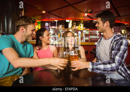 Ritratto di felice amici tostare con bibite e birra Foto Stock