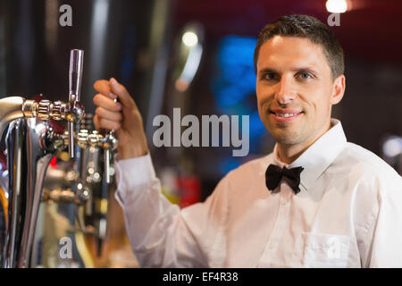 Bello il barman sorridenti in telecamera Foto Stock