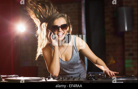 Bella dj sorridente e ballo Foto Stock