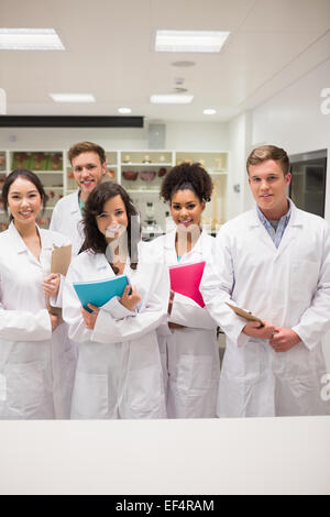 Gli studenti di medicina sorridente in telecamera Foto Stock