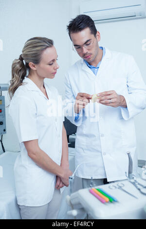 Dentisti guardando al modello della bocca Foto Stock