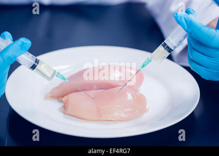 Tecnologi Alimentari di iniettare il pollo crudo Foto Stock