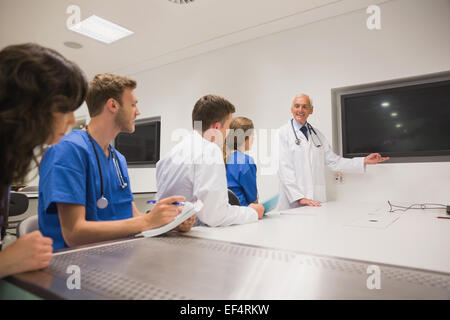 Professore di medicina insegnare ai giovani studenti Foto Stock