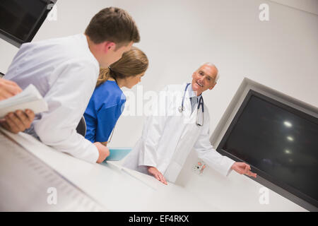 Professore di medicina insegnare ai giovani studenti Foto Stock