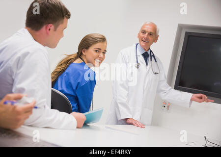 Professore di medicina insegnare ai giovani studenti Foto Stock