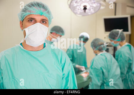 Studente di medicina in marcia chirurgico Foto Stock