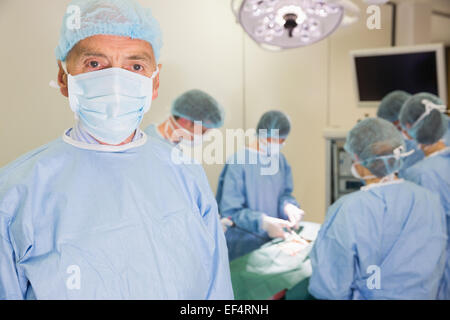 Professore di medicina in marcia chirurgico Foto Stock