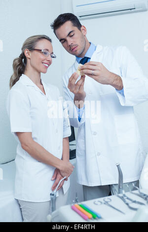 Dentisti guardando al modello della bocca Foto Stock
