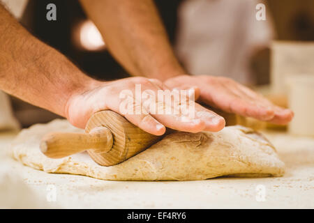 Baker pasta di laminazione in corrispondenza di un contatore Foto Stock