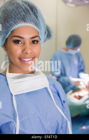 Studente di medicina in marcia chirurgico Foto Stock