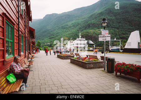 FLAM, Norvegia - 2 Agosto 2014: stazione ferroviaria e porto nella piccola cittadina turistica di Flam sul lato occidentale della Norvegia nel profondo dei fiordi. Foto Stock