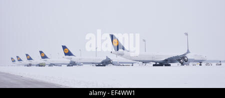 Line up, Lufthansa, spazzaneve, neve, trattori, camion, aeroporto, inverno, Aeroporto di Monaco, Monaco di Baviera, Germania, Europa Foto Stock