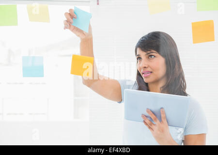 Imprenditrice azienda digitale compressa e sticky notes Foto Stock