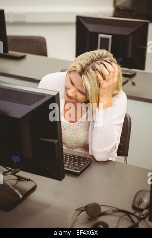 Confuso studente guardando lo schermo del computer Foto Stock