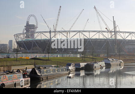 Stretto tradizionali barche sul fiume Lee di fronte al London Olympic Stadium in fase di ricostruzione , Gennaio 2015 Foto Stock