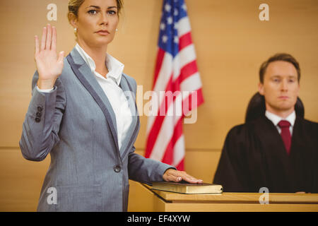 Testimoniare il giuramento sulla Bibbia dicendo la verità Foto Stock