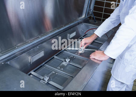 Close up di un concentrato brewer lavorando a macchina Foto Stock