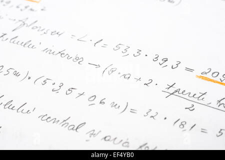 Scuola Notebook con scritte a mano le equazioni di Algebra Foto Stock