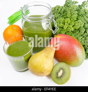 Frullato di verde in un bicchiere e in un vaso aperto con fresco kale. Un crudo, sano e vegane bevanda a base di verde di foglie e frutti. Foto Stock