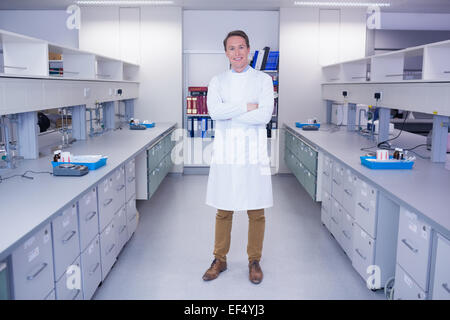 Ritratto di un sorridente biochimico in piedi con le braccia incrociate Foto Stock