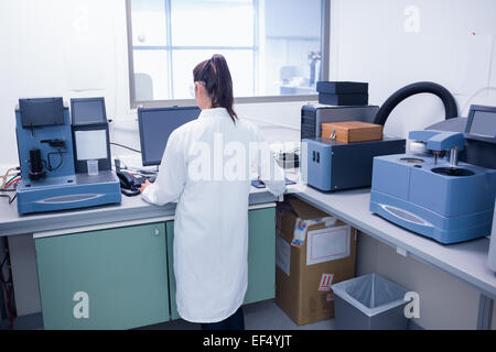 Ai giovani scienziati di condurre un esperimento Foto Stock