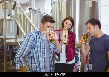 Giovani hipsters la degustazione della birra insieme Foto Stock