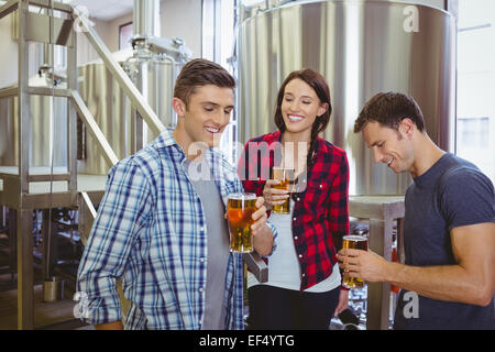 Giovani hipsters la degustazione della birra insieme Foto Stock