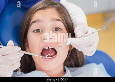 Ritratto di una paura giovane paziente in esame dentale Foto Stock