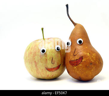 Bella coppia di frutti: la mela e la pera con grandi occhi Foto Stock