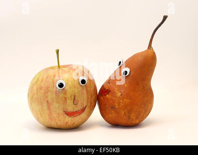Divertente coppia di frutta mela e pera con grandi occhi Foto Stock
