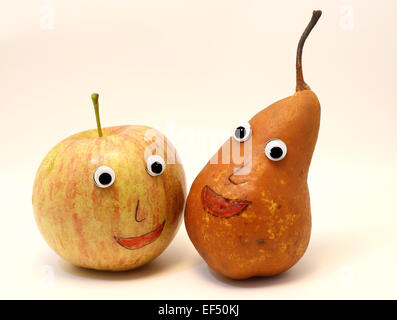 Divertente coppia di frutta mela e pera con grandi occhi Foto Stock