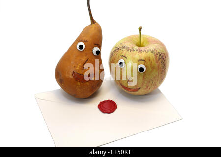Divertente coppia di frutta mela e pera con gli occhi e con la lettera con il sigillo dell'amore Foto Stock
