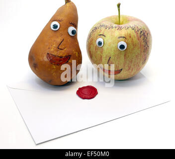 Frutta mela e pera e la lettera con la guarnizione di tenuta dell'amore Foto Stock