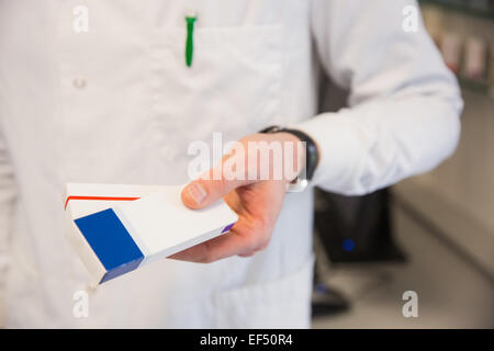 Il farmacista azienda scatole di medicinali Foto Stock