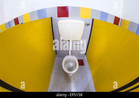 Piccolo bagno di una scuola per bambini con white water closet Foto Stock